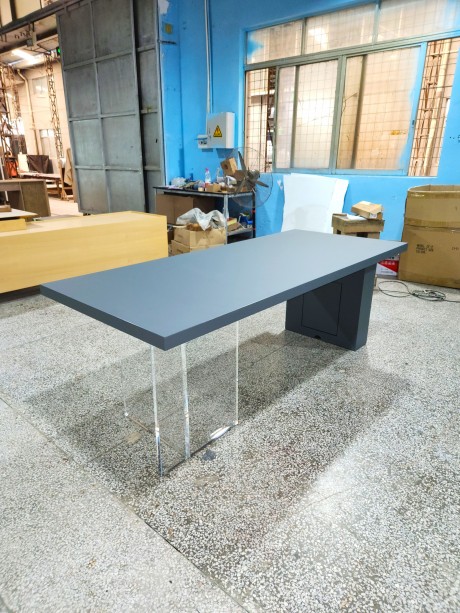 悬浮玻璃脚班台