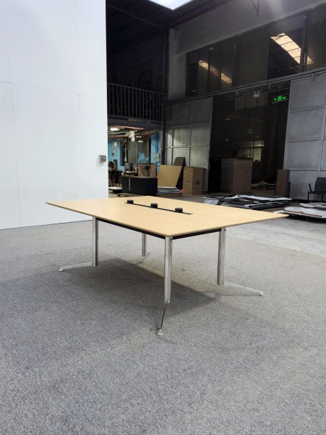 极简不锈钢脚会议台